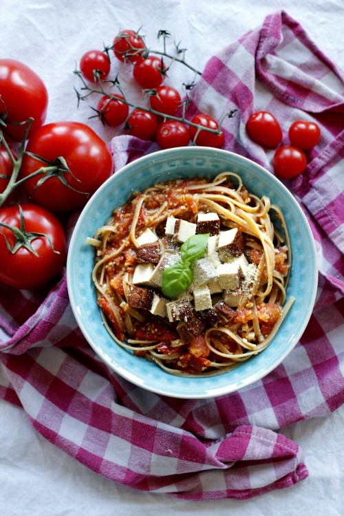 elephantsarevegan:Mhmmm whole grain pasta with a fresh tomato sauce, pan-fried tofu and nutritional 