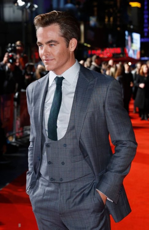 mycrazyworlduniverse: Chris Pine attends the European Premiere of ‘Outlaw King’ &amp