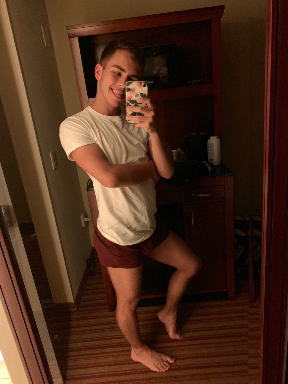not-my-shirt:   Honestly hotel mirrors are a blessing we as a society don’t deserve
