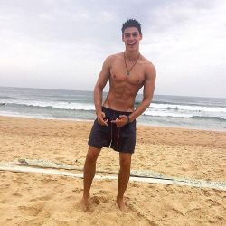 fitstud:  Let’s go to the beach, each!