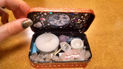 rainfilledjars:I finished my pocket altar!