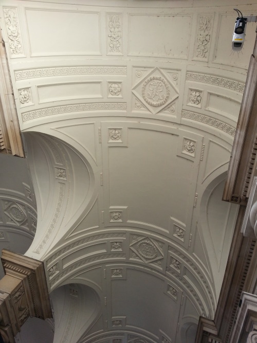 サマセット・ハウスの入り口。アーチ型の天井。Strand entrance to Somerset House. Arched ceiling.