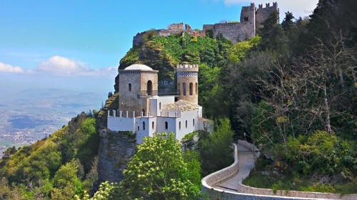 ERICElontani dal mondo, qui in alto ad Erice, mille anni fa tempio dell’amore, ora rifugio contro la