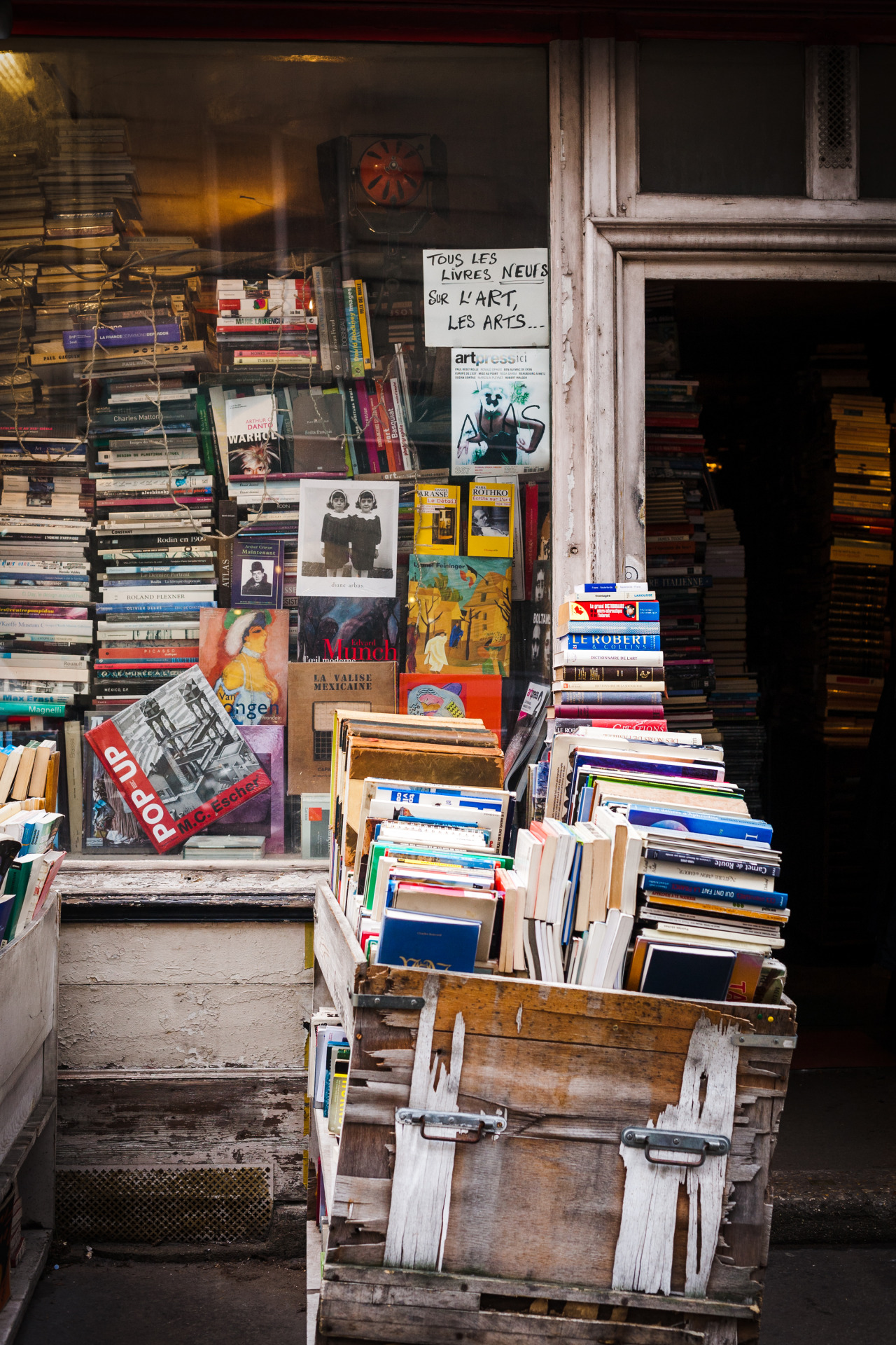 monocularstills:  Parisian bookstore. France.