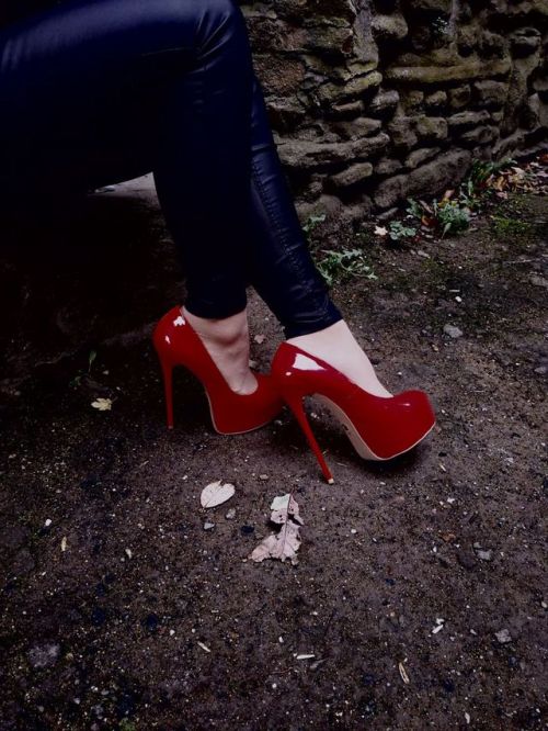 heelsfeetfetisch: #red#heels#sexy#heelsgirl#loveheels