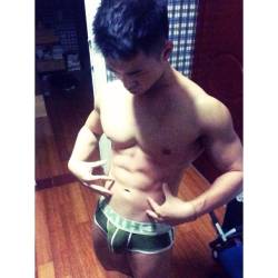 pfdmrman7:  j-aime-asian-men:  Bulgy   Nice bulge!