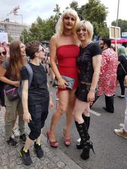 marleensommer: July 2017 … A unexpected meet with my gurl friend Michelle .. somehow our ways crossed in the crowd of the CSD parade in Berlin. The looks of the “admirers” are priceless … ☺️ live your life on your terms