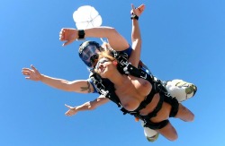 nakedexercise:  Naked skydiving