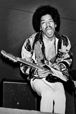 soundsof71:And Jimi begins to howl (by Philip