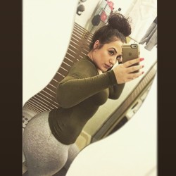 swankunion:  She’s gorgeous, thick and