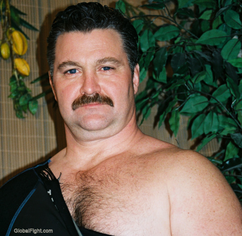 wrestlerswrestlingphotos:  gorgeous man undressing