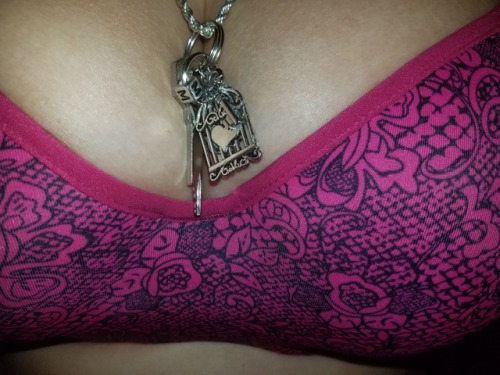 kitty-mischief:I really do like @chastitypoet ’s smaller cage and my key ring.  