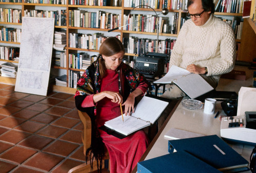 Joan Didion and John Gregory Dunne at work in Trancas, California, in 1972. (by Henry Clarke/The Con