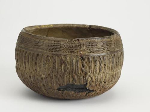 A beautifully decorated Early Bronze Age ‘food vessel’ from Mount Stewart, Co. Down. Dat