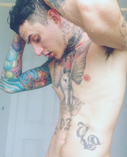 flaytes-wenos:  Amo el cuerpo de los hombres con tatuajes y más si tienen picos grandes