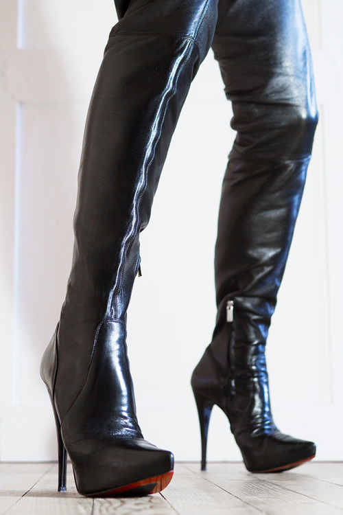 5-inch-and-more:Black leather boots