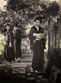 taishou-kun:  Takamine Hideko 高峰秀子 (1924-2010) in 雁 Gan (Wild goose) - Director : Toyoda Shirou 豊田四郎 (1906-1977) - Daiei 大映 - 1953 