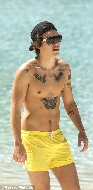 narryclass:  Harry playing beach volleyball on the Gold Coast today - 19.10.13. -