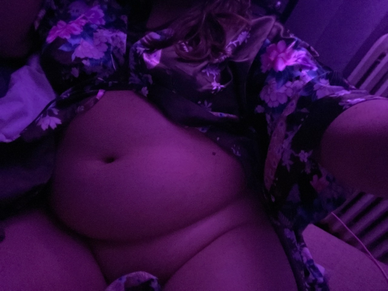 bigbellecurve:Laying on the couch stoned in my new silk robe turning myself on by