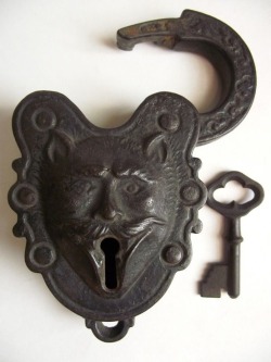 a-harlots-progress:  Antique padlock 