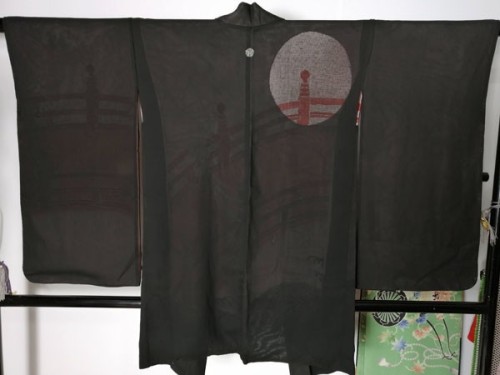 Stylish muso haori (seen on), depicting shining moon over a bridge. This type of  see through tailor