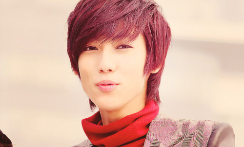 mypikachujokwangmin:  I just love his hair. 