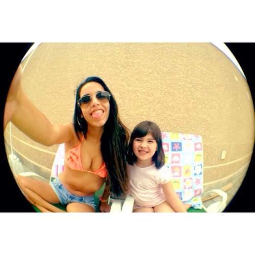 eu vou dizer pra ela, que ela é luz que me traz paz… o mundo e mais um pouco por você, minha gordinha!! 👧💞 #gordita #amomuito #entretapasetapas #vemsummer (em Pool Panoramic)