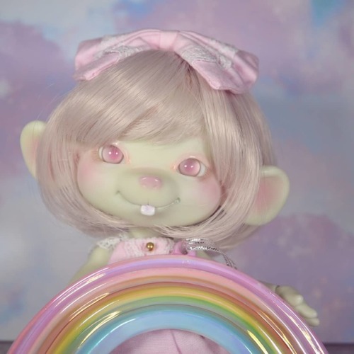 I tried this wig on my green Raclette today and I cannot get over how perfect it is, she’s so cute ;