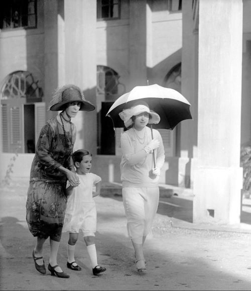 The Duchess of York (Queen Elizabeth, the Queen Mother) with Lady Stubbs and Barbara Stubbs in Kings