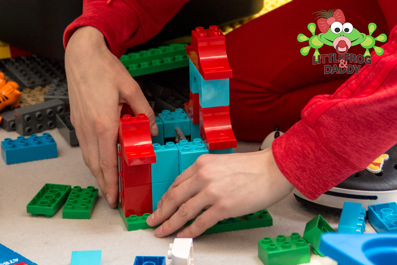 littlefroganddaddy: … the next morning, I couldn´t finish building my lego zoo,