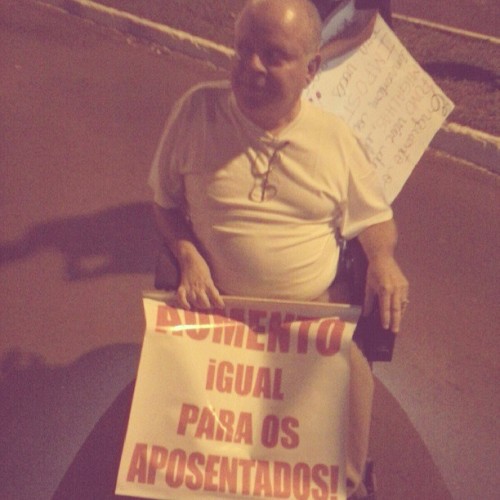 Sem palavras irmão, isso é Campo Grande. O Sr. estava em uma cadeira de rodas e foi praticamente o caminho todo do protesto, muito lindo!