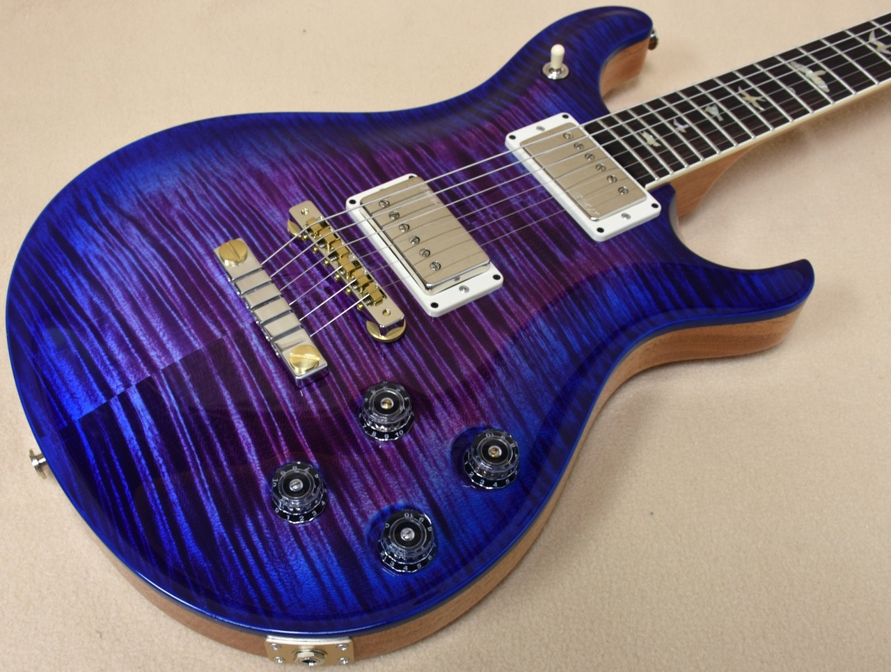 glorifiedguitars:  PRS McCarty 594 10 Top in Custom Colour Violet Blue Burst [Source: