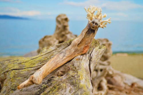 mymodernmet:Artist Transforms Driftwood Into Fantastical Sculptures That Look Like Spirits of Nature