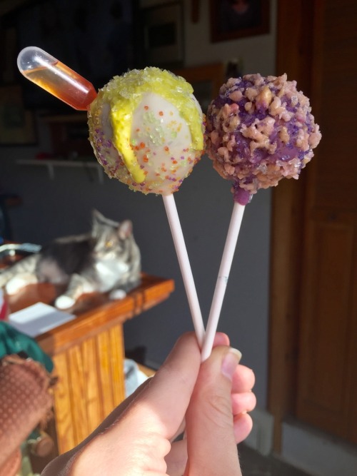 righteous-vibes:  Jungle Juice (fruit punch cake and strawberry mango jelly, 305mg THC) and Purple Fizz (vanilla cake with grape flavored frosting and crispy rice, 235mg THC) 710 CakePops 😍💜
