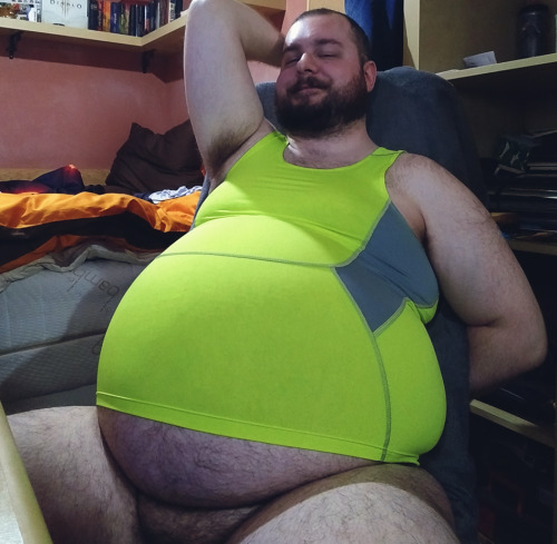 fatlazypanda:    I have miscalculated how big my gut is, before buying this tank. Oh well, it’s still usable!  