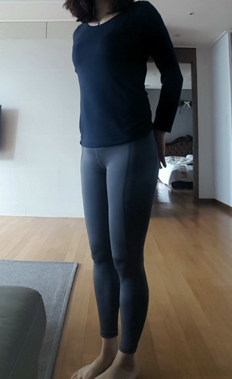 tight yoga pants!! cameltoe love!!!