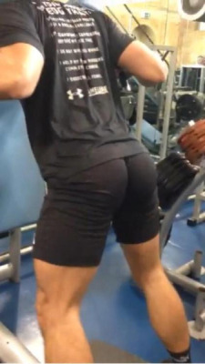 bodybuilderlust:  Hookup with hot men near you: http://bit.ly/1Nj2ONA