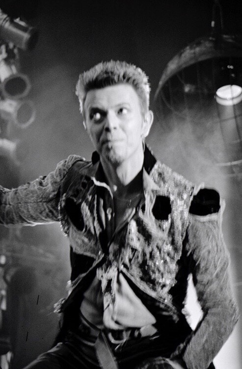 wingedbelievereagle: wingedbelievereagle:  DAVID BOWIE ,ROSKILDE ..1996 PHOTO S BY LATVIS   ❗️I MYSE