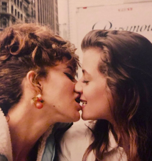 idasessions: Jennifer Grey and Mia Sara on the set of John Hughes’ Ferris Bueller’s Day Off (1986)Je