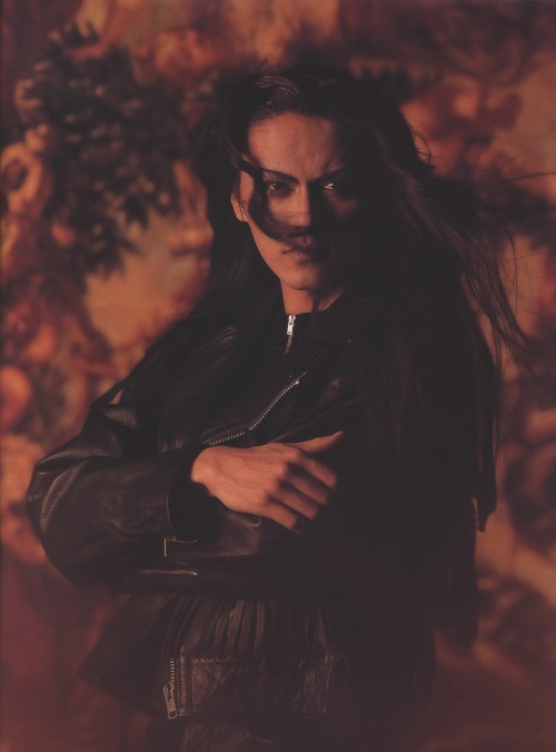 severemagazinementality:  doiha And some gratuitous hair porn too. But those gloves are sinful my dear.