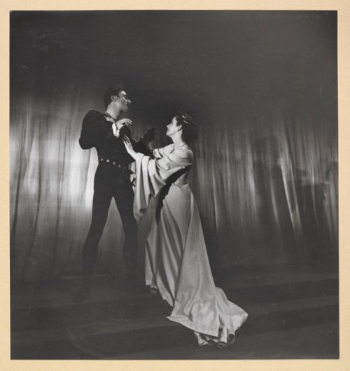 wrappedallinwoe: John Gielgud (1904–2000) and Peggy Ashcroft (1907–1991) in Hamlet, 1944