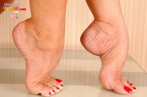 #feetfair #highheels #slave #barefoot #heels #layonheels #toes #footjob #foot #feet #mistress #ladys
