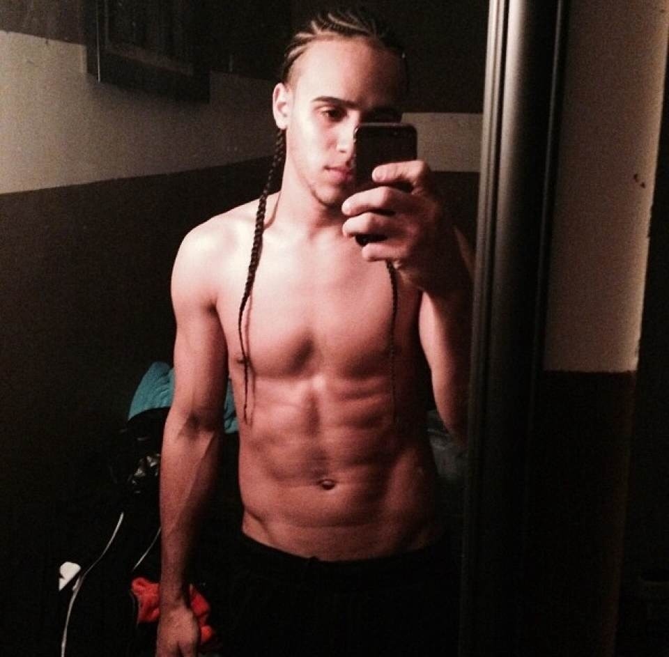 slobbinonknobsdotcom:  harlem papi slobbinonknobsdotcom.tumblr.com   Sexy latin guy!