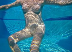 islandsurfandsun:Underwater Dancing to Crazy disco reflections. – Katy