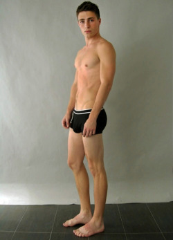 celebrtybulges:  Colton Haynes bulging in underwear