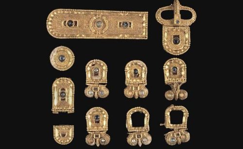 historyarchaeologyartefacts: Parts of an Avar golden belt. Found in 1992 near Sremska Mitrovica (Rom