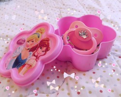 princess-of-poof:  a paci case fit for a princess! 👑💕 (Please don’t remove my caption, thx!)