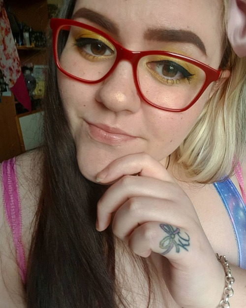 Throwback to September. 💐 - #makeup #makeupofinstagram #makeupofinstagram #instamakeup #veganmakeup #limecrimecosmetics #tartecosmetics #anastasiabeverlyhills #girlswithglasses #girlswithtattoos #browneyedgirl #wingedliner #crueltyfreemakeup #bopo