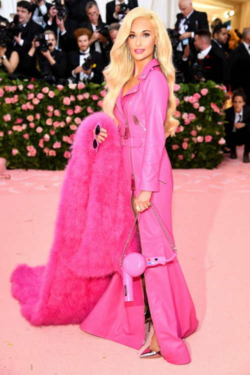 nowyourdaisies: KACEY MUSGRAVES arrives at the MET gala 2019