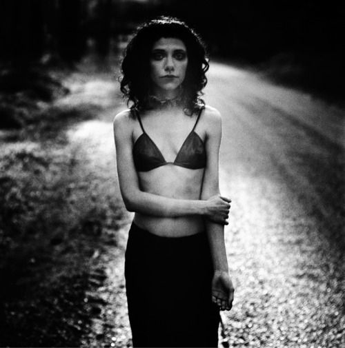 blackbirdspots:   Polly Jean Harvey photographed by Anton Corbijn 